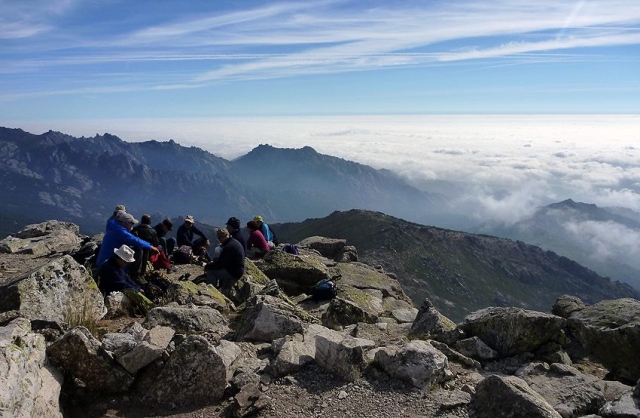 por encima de las nubes